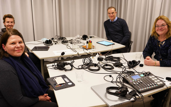 Podcastia äänittämässä Eija Warma-Lehtinen, William von der Pahlen, Robin Gustafsson ja Cristina Andersson.