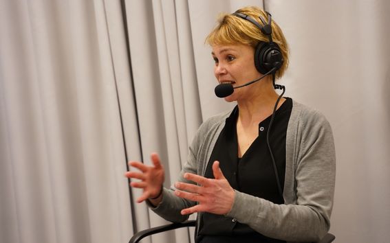 Jenni Karjalainen Alustatalouden faktat ja myytit -podcastin äänityksissä. 