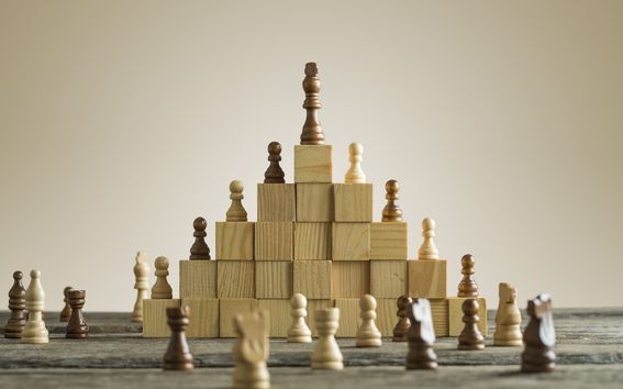 Chess pieces form a pyramid Alustatalouden faktat ja myytit -podcast with Mårten Mickos