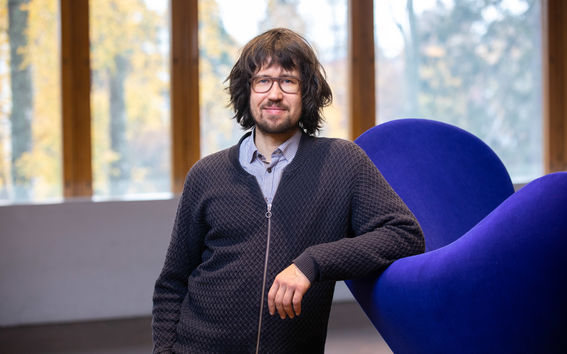 Matti Kummu ikkunan edessä