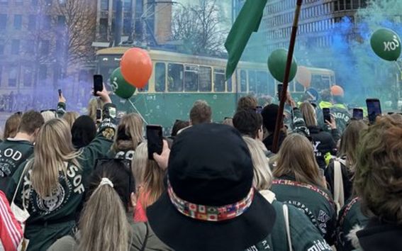 Crowd of Business students outside with balloons