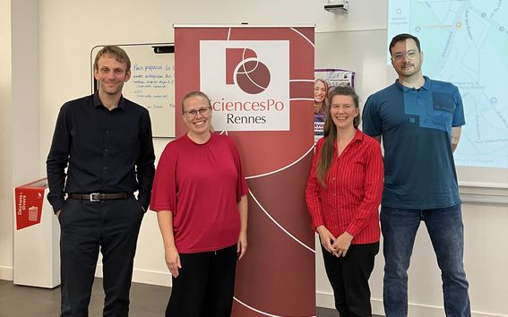 Kuvassa Nicolas Escach Science Po Rennessistä, Maarit Wirkkala (Ruotsista), Saija Simola (Suomesta) sekä Georgi Dzaparidze (Virosta) Science Po Rennes-kampuksella.