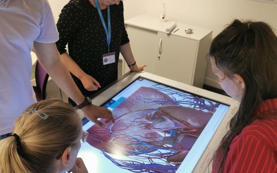 Kuvassa Maarit Wirkkala, Georgi Dzaparidze, kirjastonhoitaja ja Saija Simola Caenin yliopiston kirjastolla. Kuva: Julie Quesnel.