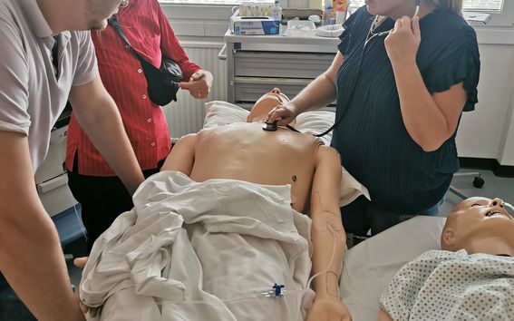 Kuvassa Georgi Dzaparidze, Saija Simola sekä Maarit Wirkkala Caenin keskussairaalan simulaatiokeskuksessa.