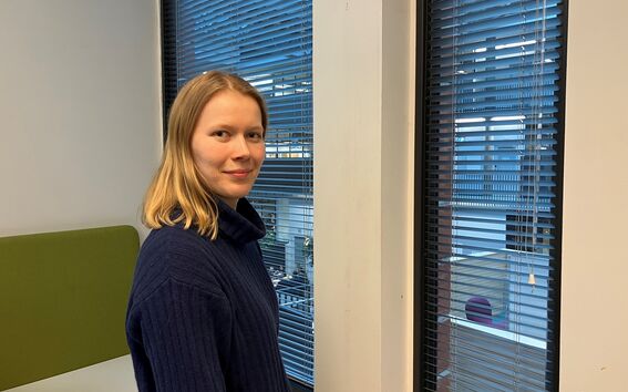 Tuuli Rasimus seisomassa ikkunan edessä.