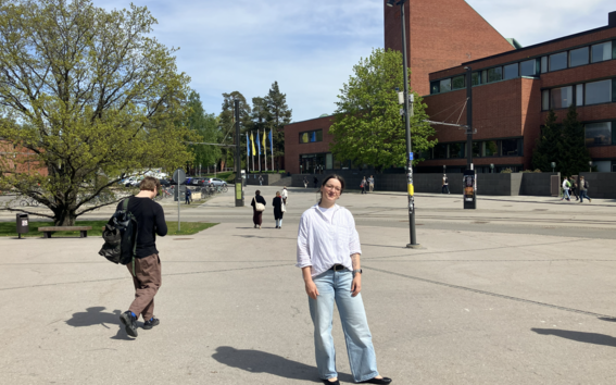 Michelle Bindel in front of Undergraduate Centre at Aalto University. Photo: Saija Simola/Aalto University.