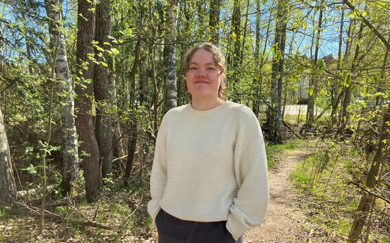 Heidi Mäkitalo ulkona.