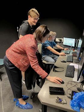 Leslie Decker tutkimuryhmänsä kanssa yliopistolla VR-tutkimusryhmän tiloissa.