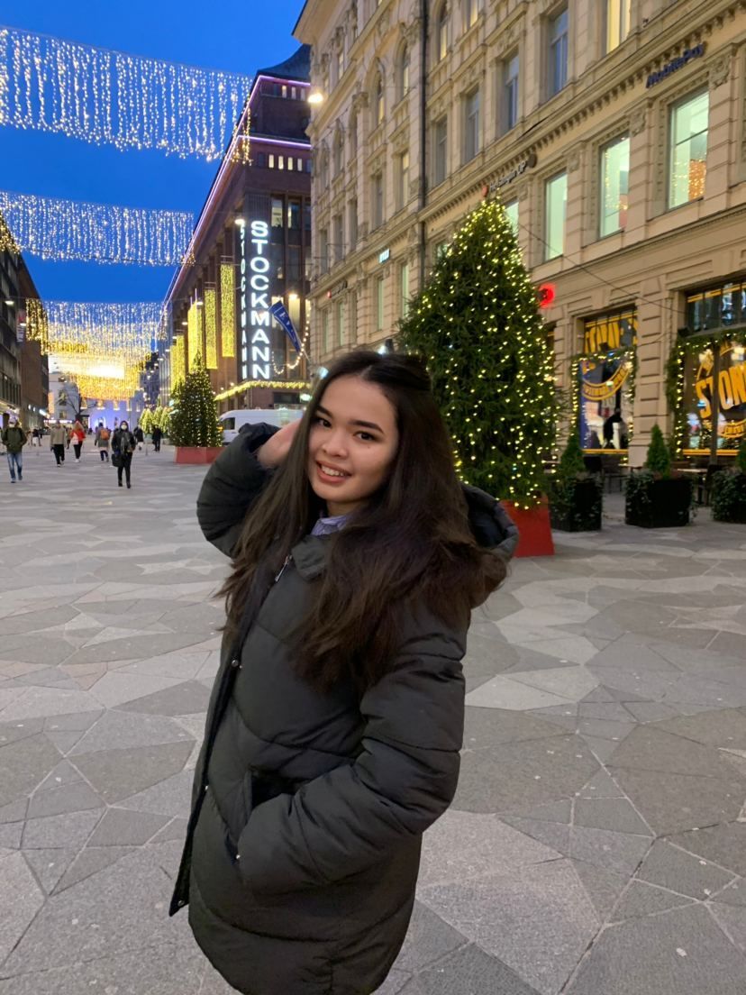 Madina posing at Aleksanterinkatu