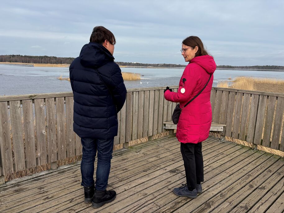 Tomoyuki Yamamoto and Senior University Lecturer Sari Kujala observed birds together in Maarintorni.