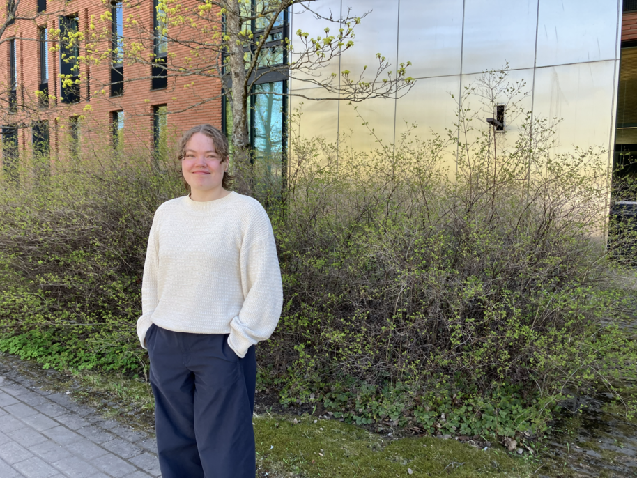 Heidi Mäkitalo ulkona.