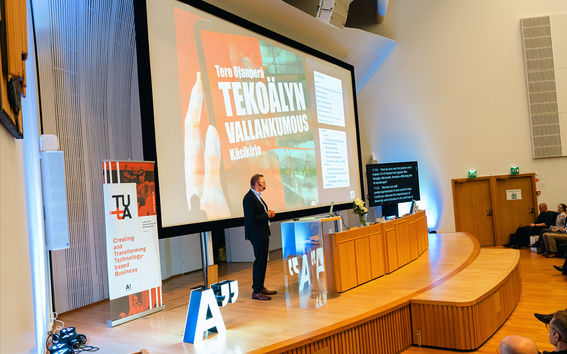 Tero Ojanperä on stage at the AI Revolution seminar on 9 November.