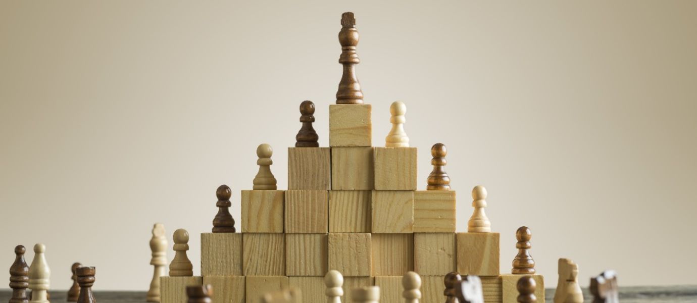 Chess pieces form a pyramid Alustatalouden faktat ja myytit -podcast with Mårten Mickos