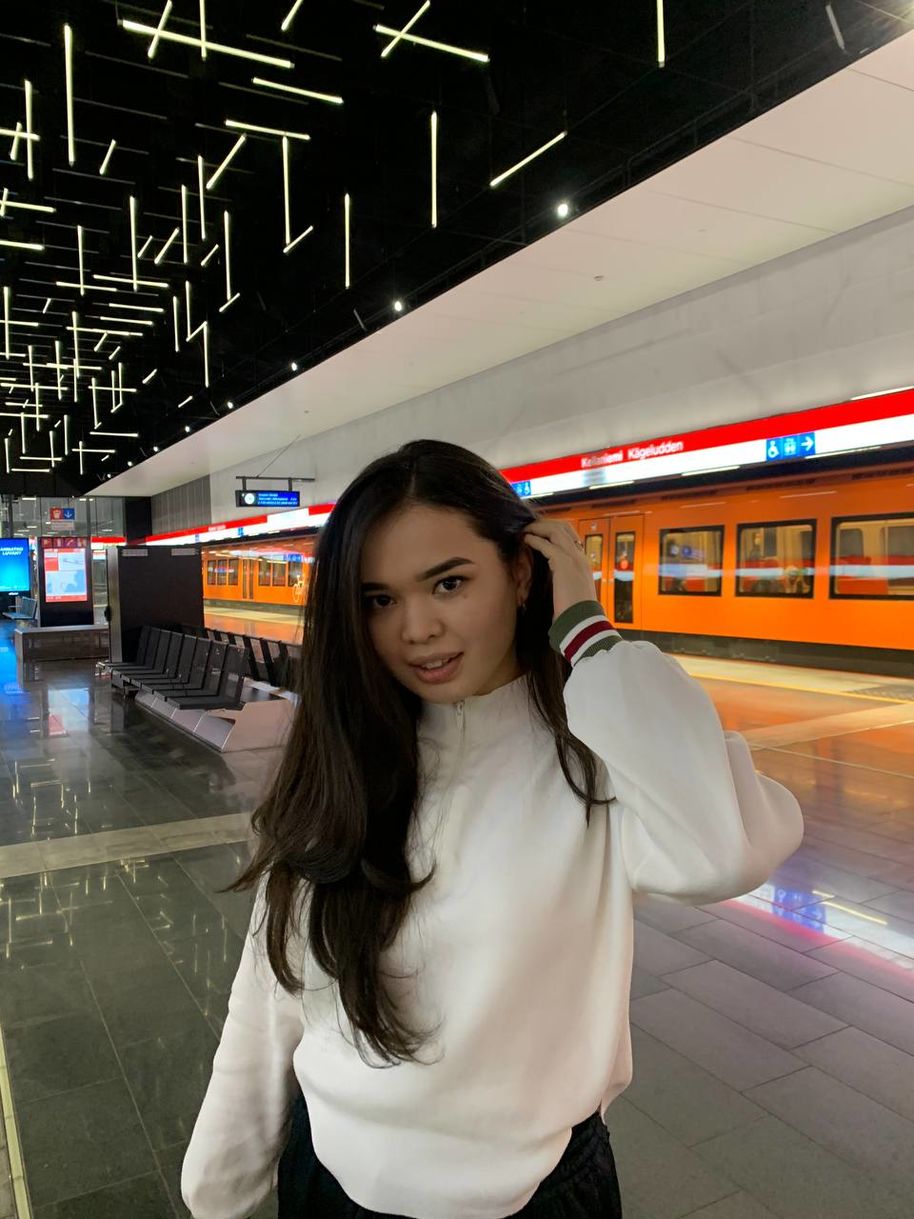 Madina posing at the Keilaniemi metro station 