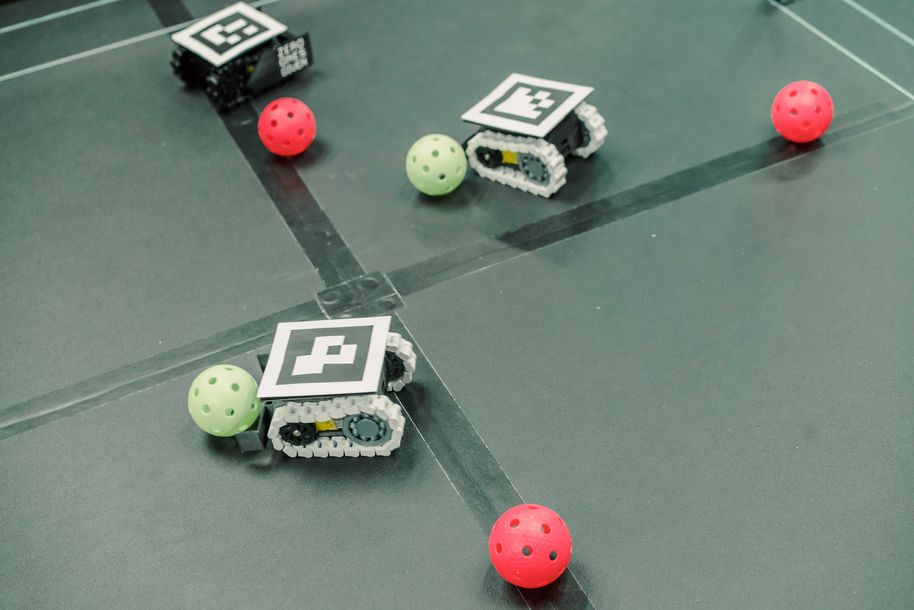 3D printed robots trying to grab and push the balls during a match. Photographer © Anna Poleteli