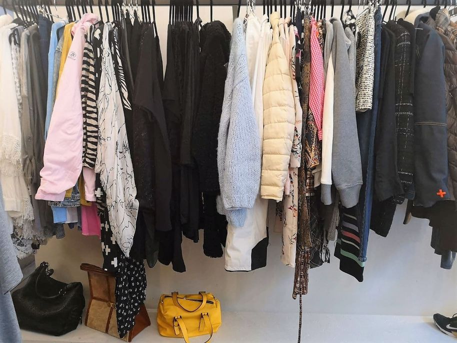 Hangers with clothes in Relove 